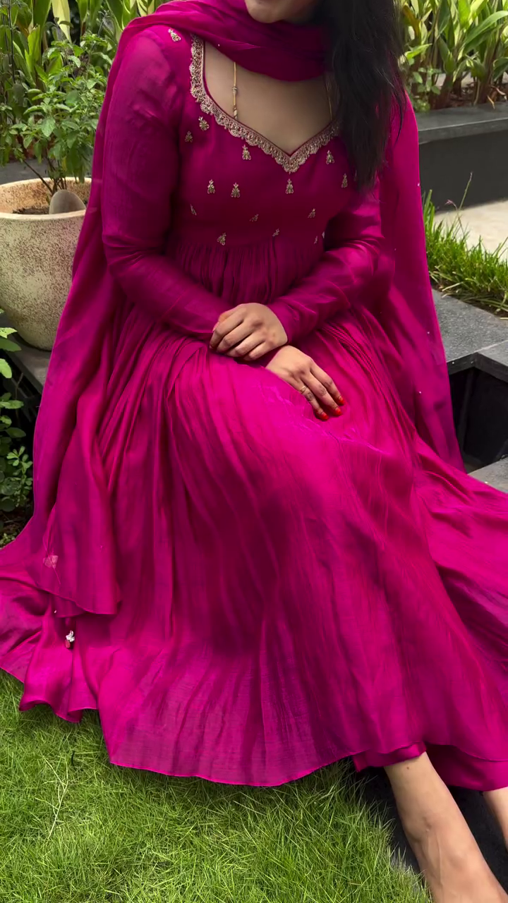 ✨ Royal Magenta Flowy Anarkali Suit – Festive Grace Edition ✨ A timeless ethnic masterpiece crafted for queens who adore elegance, comfort, and rich festive charm. 💗👑✨