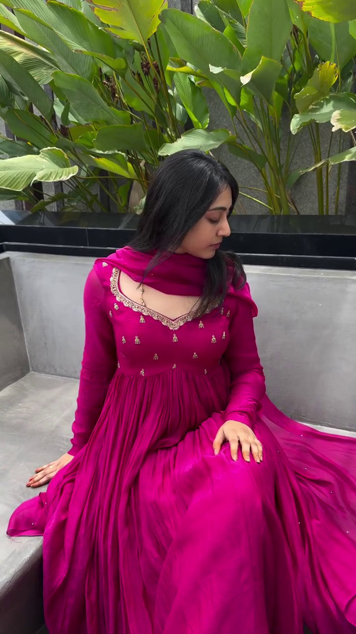 ✨ Royal Magenta Flowy Anarkali Suit – Festive Grace Edition ✨ A timeless ethnic masterpiece crafted for queens who adore elegance, comfort, and rich festive charm. 💗👑✨