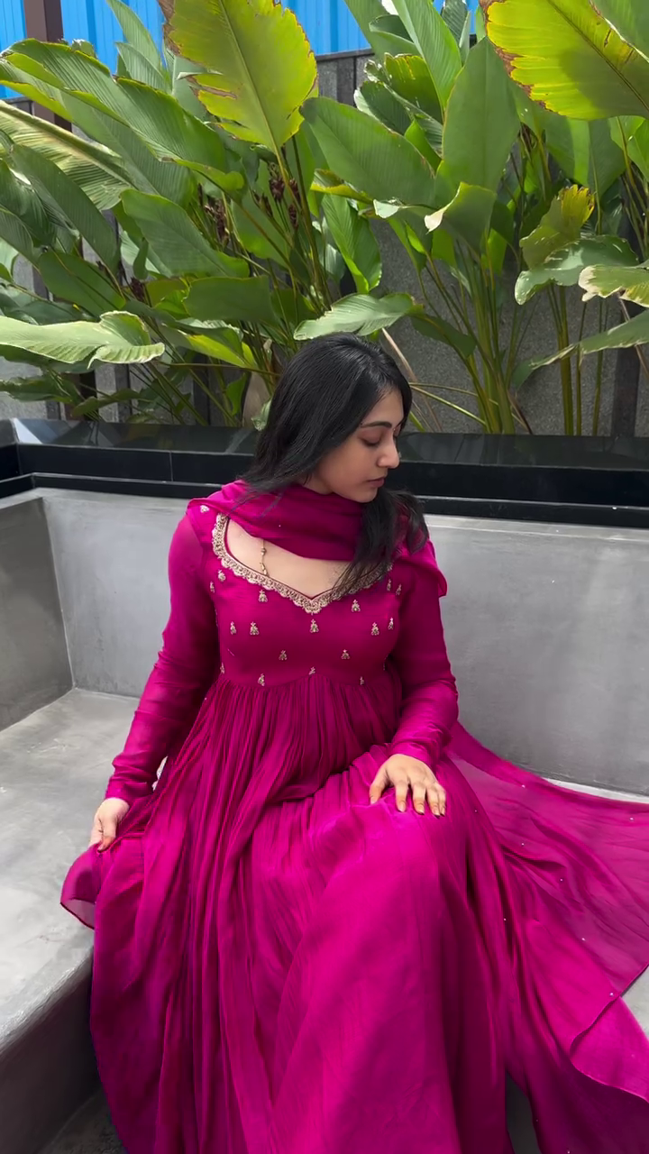 ✨ Royal Magenta Flowy Anarkali Suit – Festive Grace Edition ✨ A timeless ethnic masterpiece crafted for queens who adore elegance, comfort, and rich festive charm. 💗👑✨