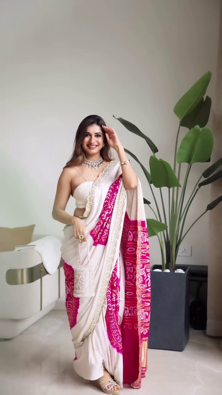 ✨ Ivory Pink Bandhej Royal Saree – Timeless Heritage Glam Edition ✨ A breathtaking fusion of tradition and modern elegance, crafted for women who love classic beauty with a glamorous twist. 🤍💗✨