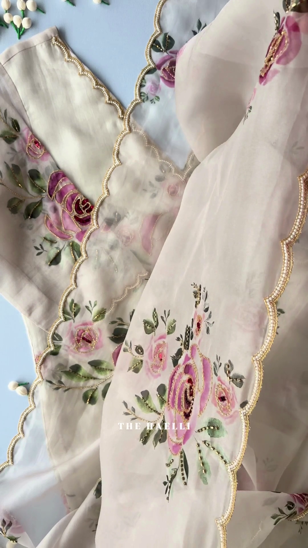 🌸✨ “Blush Bloom Hand-Painted Organza Saree – Elegance in Every Stroke” ✨🌸