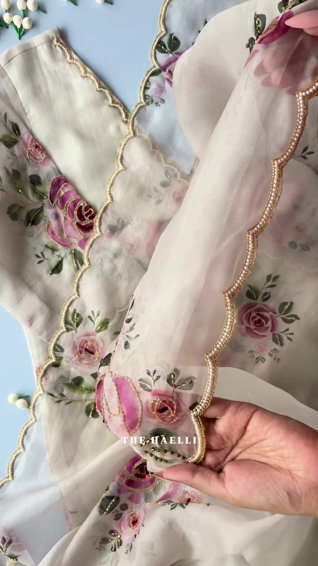 🌸✨ “Blush Bloom Hand-Painted Organza Saree – Elegance in Every Stroke” ✨🌸