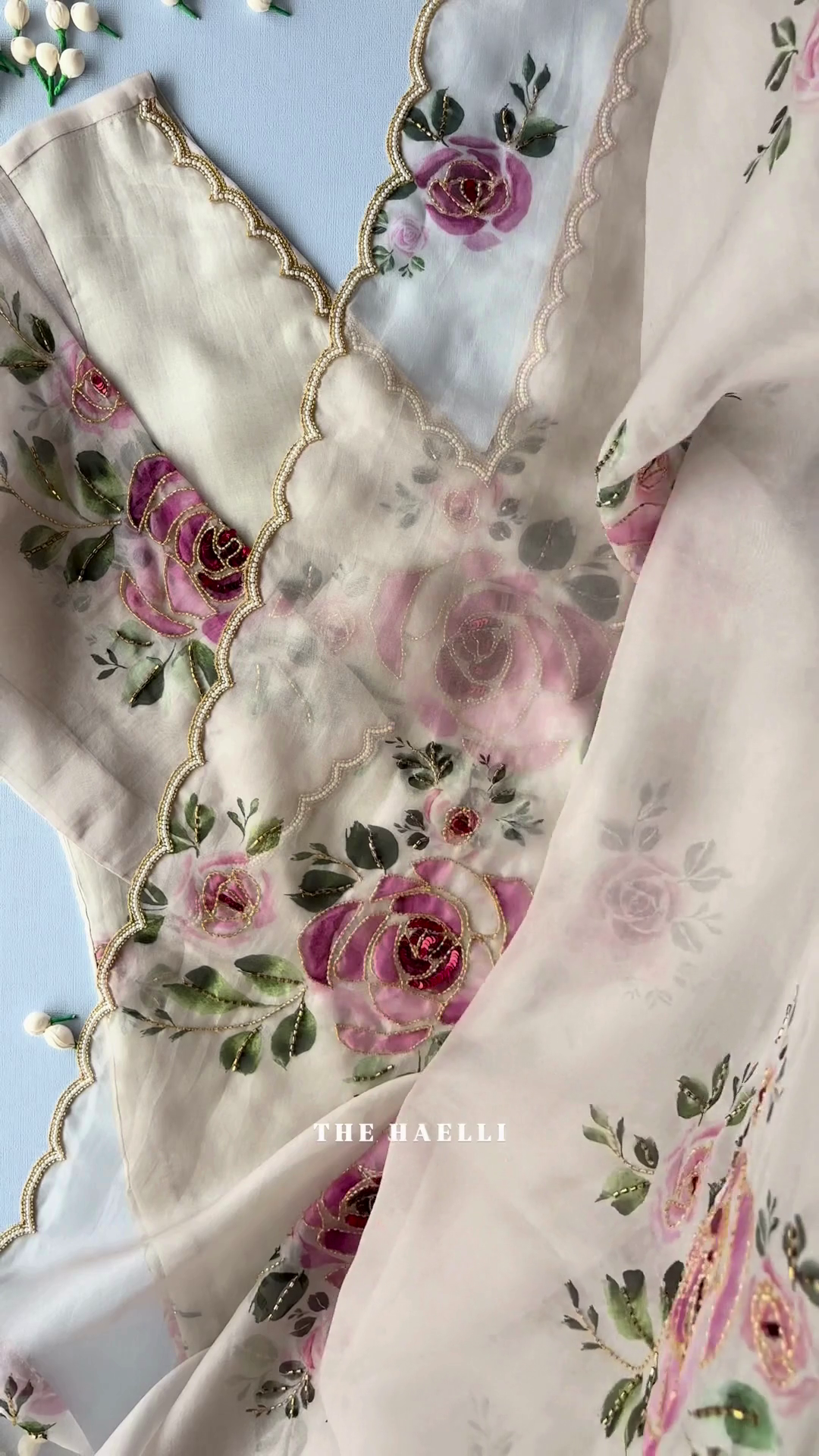 🌸✨ “Blush Bloom Hand-Painted Organza Saree – Elegance in Every Stroke” ✨🌸