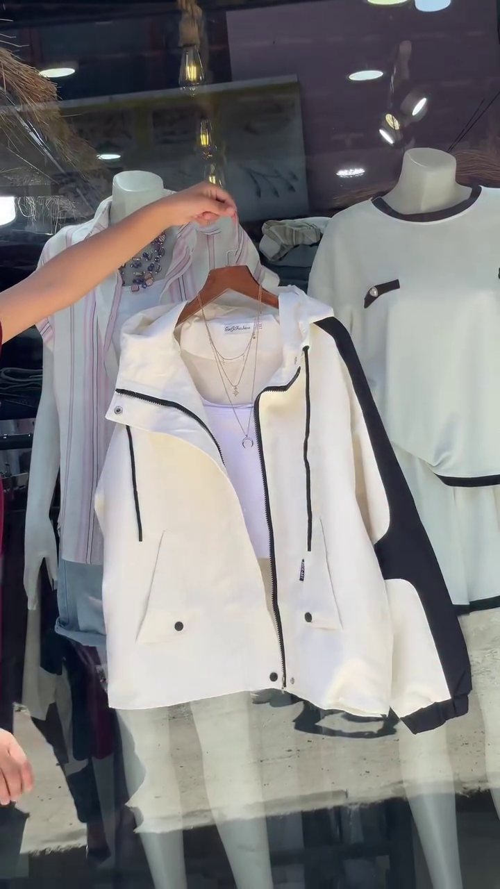 🌟 Urban Breeze Two-Tone Hooded Jacket – Trendy, Lightweight & All-Season Essential 🌟