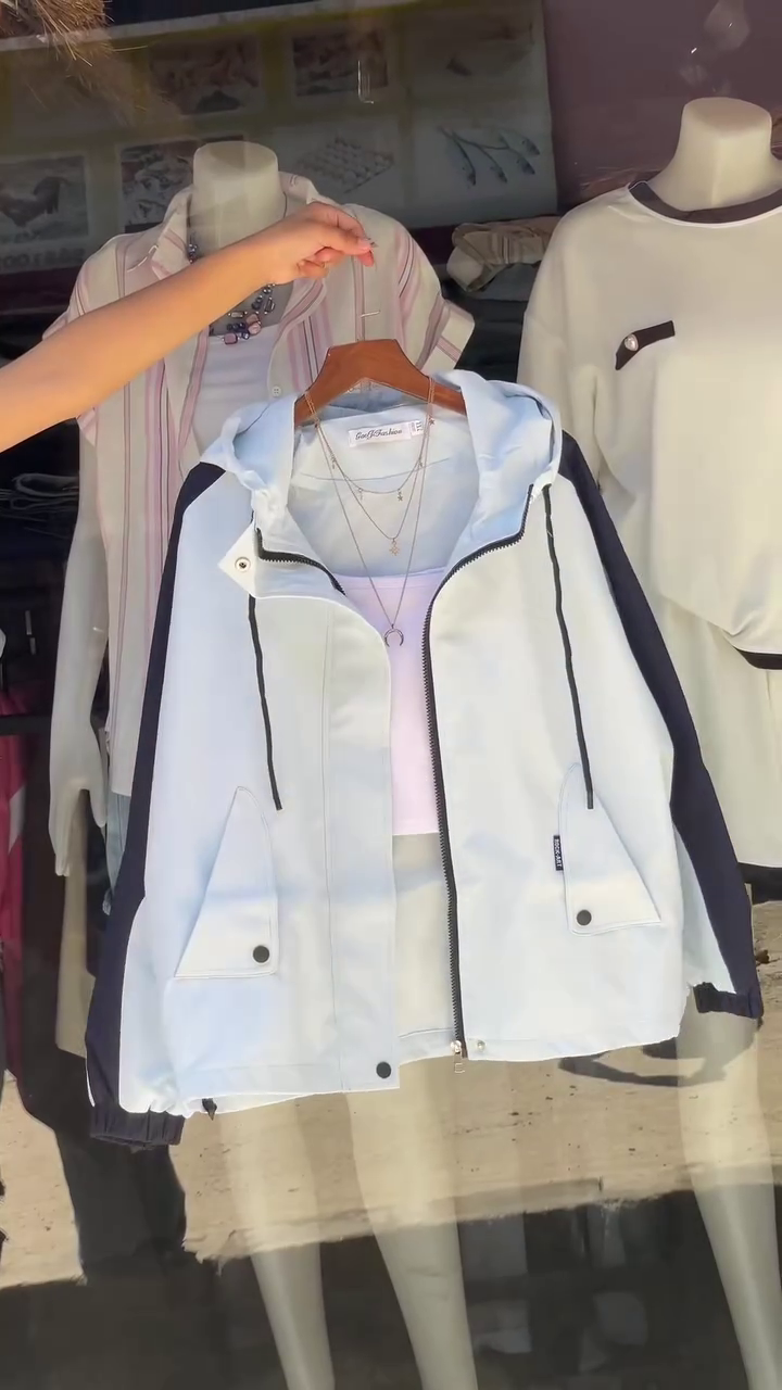 🌟 Urban Breeze Two-Tone Hooded Jacket – Trendy, Lightweight & All-Season Essential 🌟