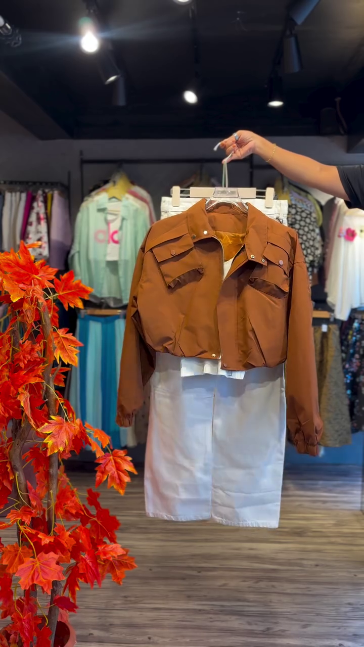 🤎 Urban Chic Cropped Jacket & White Denim Skirt Set – Modern Street Style Outfit ✨🧥👗