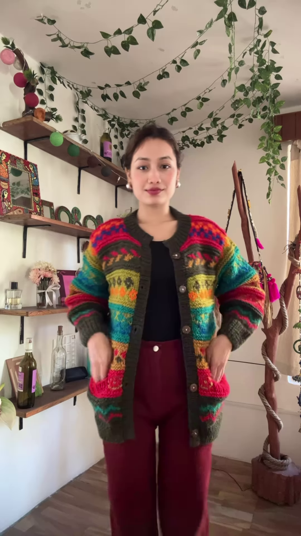 Cozy Hand-Knit Cardigan – A Touch of Timeless Elegance