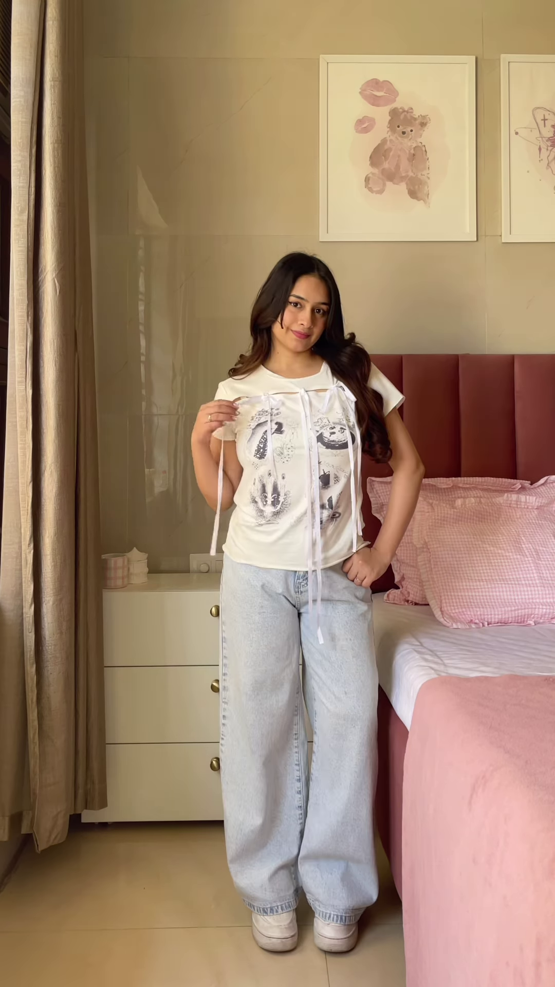 Pink Graphic T-Shirt with “Weekend Vibes” Print Paired with Light Blue Wide-Leg Jeans - Image 4