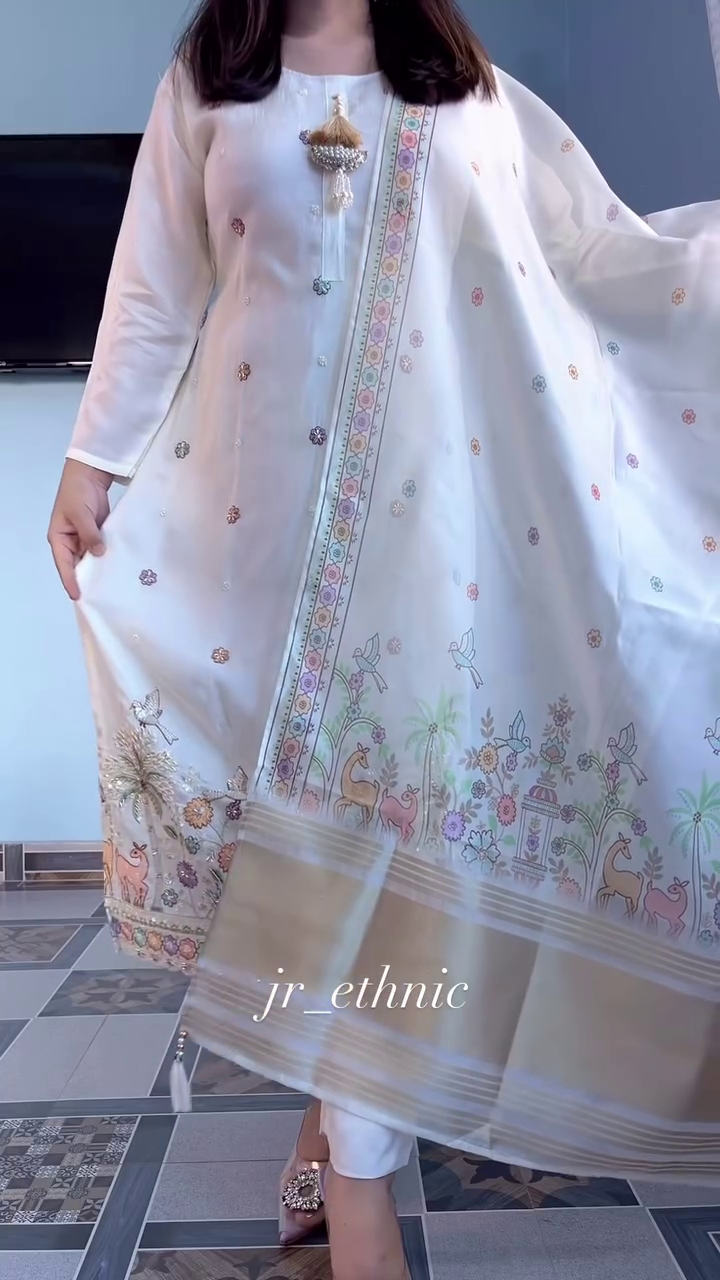 Embroidered Ethnic Set | Festive Wear Kurti Set | Ethnic Wear | Party Wear V-Neck Kurta Set | - Image 4
